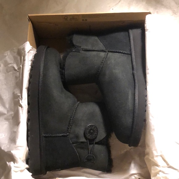 Ugg Boots - Picture 1 of 2